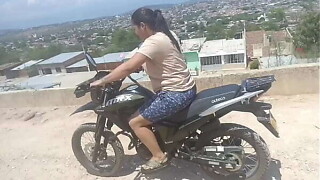 As&iacute_ le cobr&oacute_ las clases manejo de moto a Keilimar