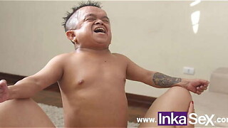 Jorgito el Guayaco enano se disfraza enga&ntilde_a y se folla a Milf latina de grandes tetas delante de su esposo