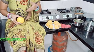 कोमल को अमरस बनाना आता नही इसलिए अपने दोस्तो को घर पर बुलाया
