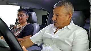Aly le da una mamada ensalivada en el carro, es la mejor chupando verga!