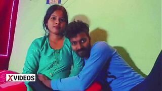जब वह अकेली सो रही थी तो सौतेले देवर ने उसकी भाभी की चुदाई की