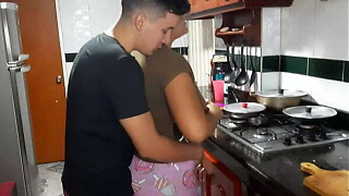 mi madrastra mientras cocina me chupa la verga