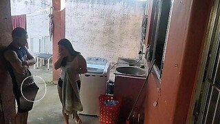 esposa saiu e a empregada n&atilde_o resistiu ao meu pau ereto