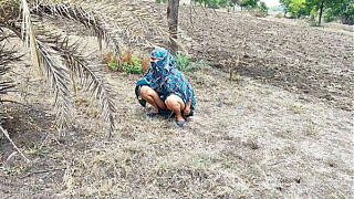 कोमल तुम ऐसे रोड पर मूत रही हो लोगो के लैंड खड़ा हो जाता है ना