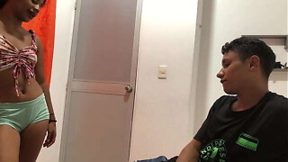 le muestro unos videos a mi hermanastro en la computadora para calentarlo y follarmelo