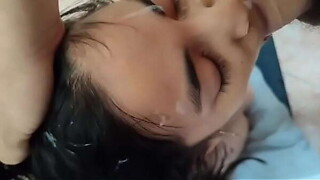 Me corro en su cara y no para de gemir