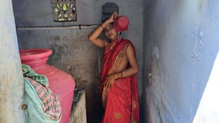 Newly married bhabhi ko Bathroom Fucked Indian bhabhi devar Dasi sex