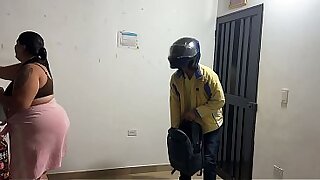 SE COJE AL REPARTIDOR DE PIZZA EN FORMA DE PAGO ! QUE TRAVIEZA